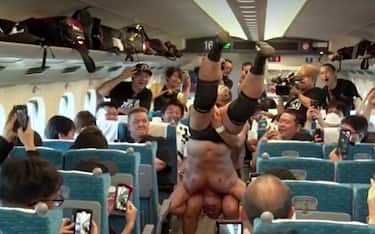 Incontro di wrestling a bordo dello Shinkansen