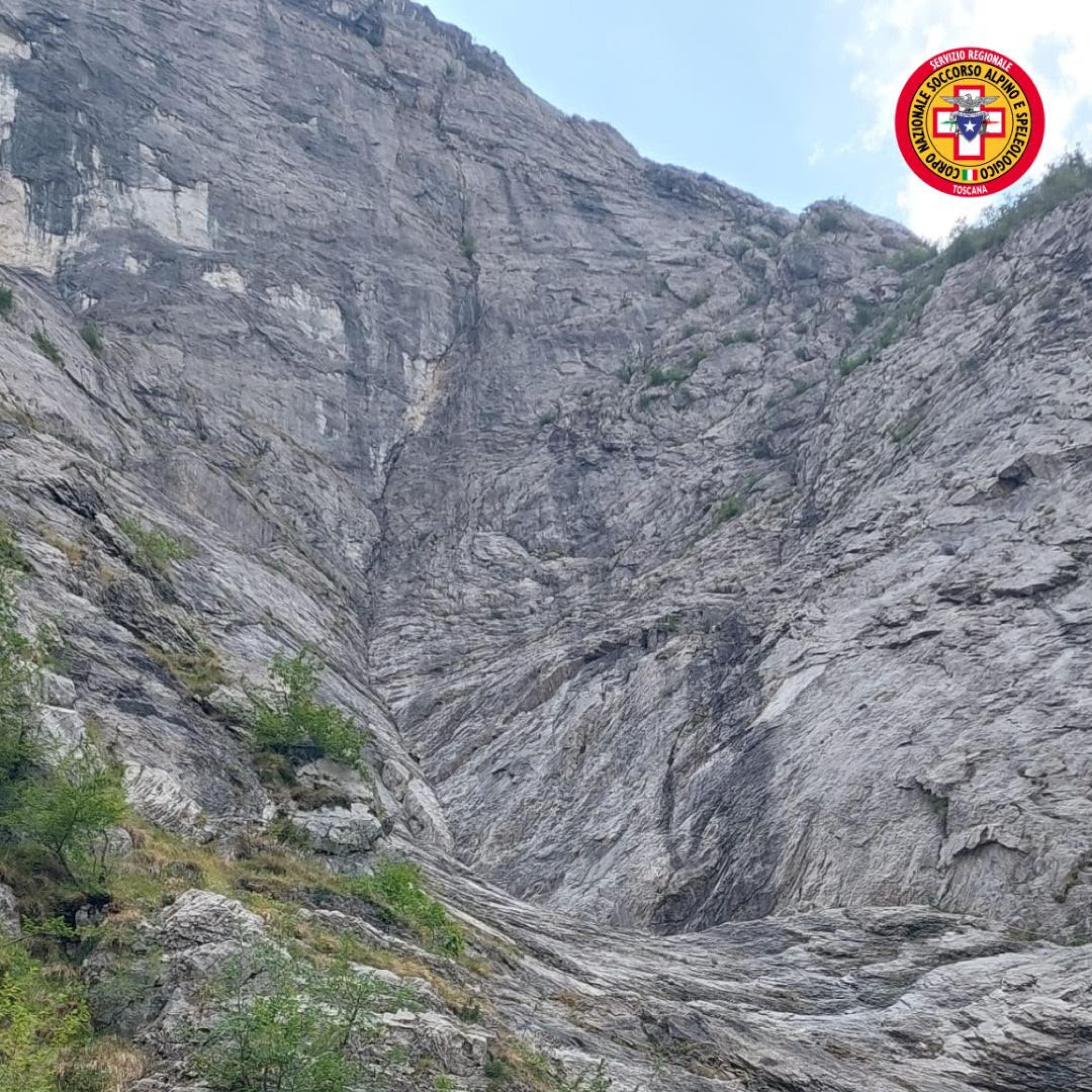 Le operazioni di soccorso da parte degli operatori del Soccorso alpino e peleologico della Toscana di uno scalatore di 28 anni rimasto bloccato sulla                  parete nord del Pizzo d'Uccello, sulle Apuane dopo una caduta di 35 metri, 18 luglio 2026. ANSA/ SOCCORSO ALPINO E SPELOLOGICO TOSCANA (SAST) - USARE SOLO PER ILLUSTRARE OGGI LA NOTIZIA INDICATA NEL TITOLO - NON ARCHIVIARE - NON VENDERE - NON USARE PER FINI NON GIORNALISTICI - NPK+++