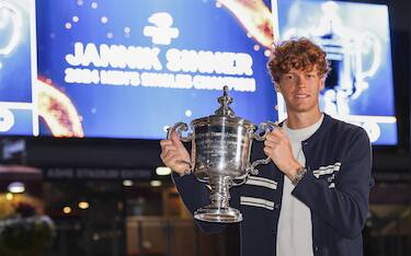 epa11593970 Jannik Sinner of Italy holds up his US Open Championship trophy in front of Arthur Ashe stadium after defeating Taylor Fritz of the US during their men's final match of the US Open Tennis Championships at the USTA Billie Jean King National Tennis Center in Flushing Meadows, New York, USA, 08 September 2024. The US Open tournament runs from 26 August through 08 September.  EPA/CJ GUNTHER
