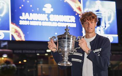 epa11593970 Jannik Sinner of Italy holds up his US Open Championship trophy in front of Arthur Ashe stadium after defeating Taylor Fritz of the US during their men's final match of the US Open Tennis Championships at the USTA Billie Jean King National Tennis Center in Flushing Meadows, New York, USA, 08 September 2024. The US Open tournament runs from 26 August through 08 September.  EPA/CJ GUNTHER
