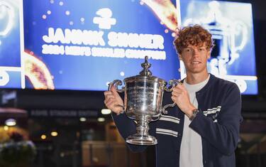 epa11593970 Jannik Sinner of Italy holds up his US Open Championship trophy in front of Arthur Ashe stadium after defeating Taylor Fritz of the US during their men's final match of the US Open Tennis Championships at the USTA Billie Jean King National Tennis Center in Flushing Meadows, New York, USA, 08 September 2024. The US Open tournament runs from 26 August through 08 September.  EPA/CJ GUNTHER
