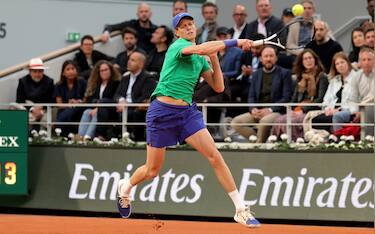 epa12137460 Jannik Sinner of Italy plays a forehand during his Men's 1st round match against Arthur Rinderknech of France at the French Open Grand Slam tennis tournament at Roland Garros in Paris, France, 26 May 2025.  EPA/TERESA SUAREZ