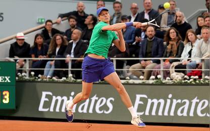 epa12137460 Jannik Sinner of Italy plays a forehand during his Men's 1st round match against Arthur Rinderknech of France at the French Open Grand Slam tennis tournament at Roland Garros in Paris, France, 26 May 2025.  EPA/TERESA SUAREZ