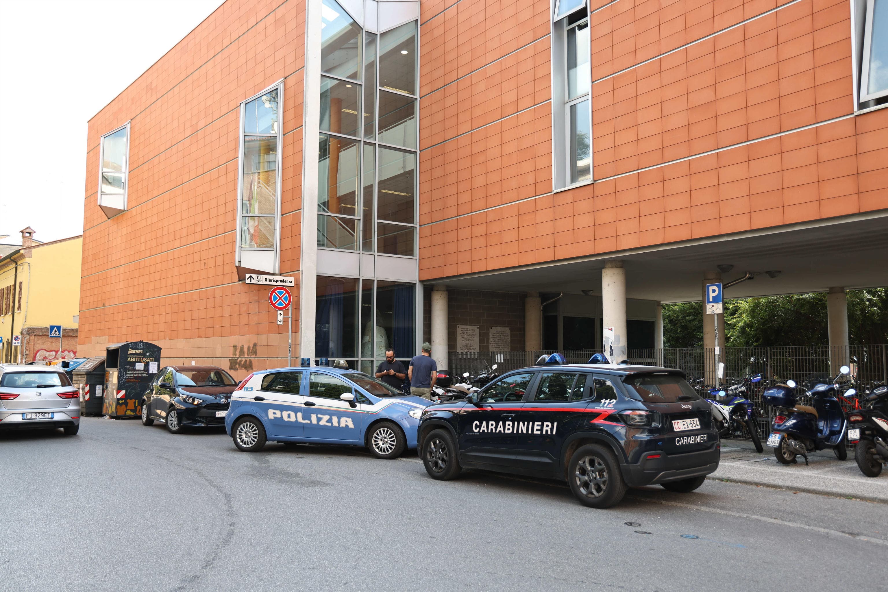 Le forze dell'ordine al Liceo Ariosto di Ferrara dopo l'aggressione