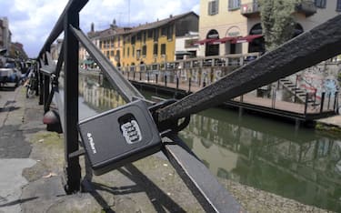 Milano - keybox, i 'lucchettoni' per il check-in fai da te, Per affittare appartamenti - affitti brevi, posti sulle ringhiere del Naviglio Grande (Milano - 2024-05-24, Maurizio Maule) p.s. la foto e' utilizzabile nel rispetto del contesto in cui e' stata scattata, e senza intento diffamatorio del decoro delle persone rappresentate