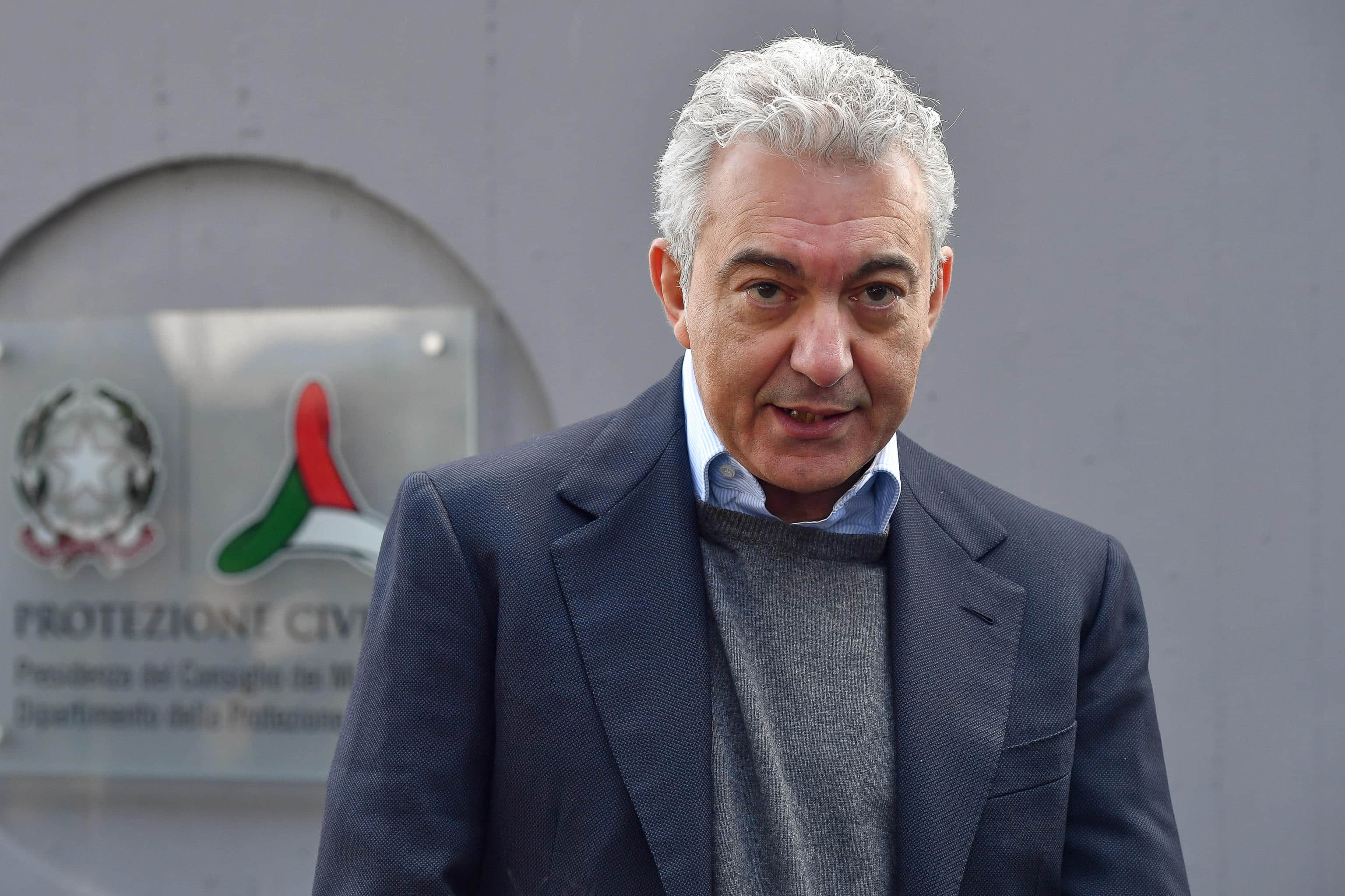 Il commissario sull'emergenza Coronavirus, Domenico Arcuri, risponde ad alcune domande dei giornisti, davanti al dipartimento di Portezione Civile, Roma 24 marzo 2020. 
ANSA/ALESSANDRO DI MEO
