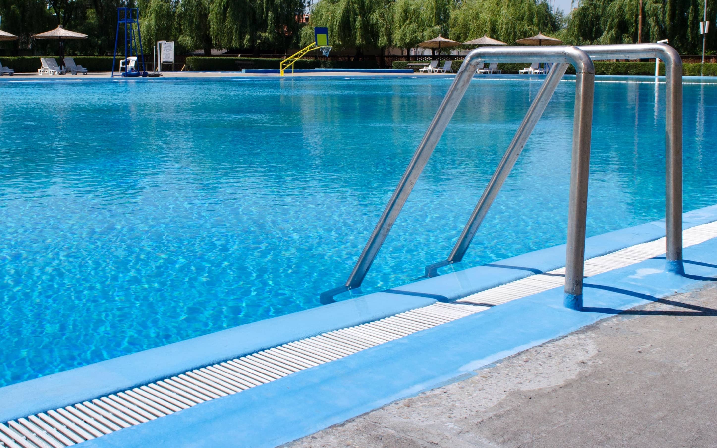Sicurezza piscine, il dl sport diventa legge. Dai bocchettoni alle griglie: cosa cambia