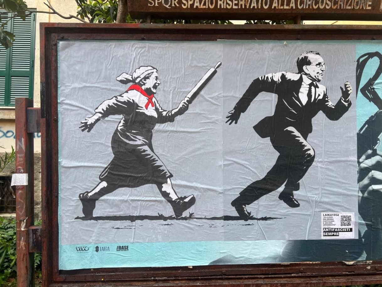 La Russa inseguito da nonna partigiana nel nuovo murale di Laika a Roma ...