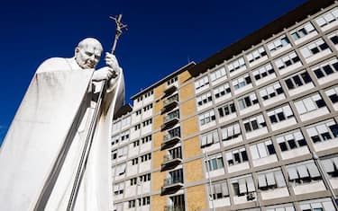 La statua davanti al Gemelli