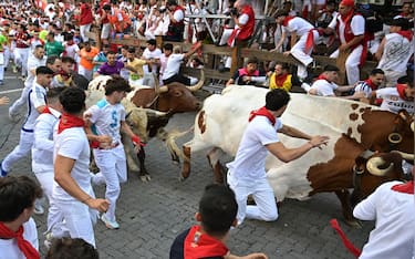 epa13093637 Mozos or runners are chased by the bulls of Fuente Ymbro Ranch during the first running of the bulls at the San Fermin Festival in Pamplona, northern Spain, 07 July 2026. The Festival of San Fermin (Sanfermines) has kicked off and will continue for nine days, featuring more than 500 scheduled events.  EPA/Daniel Fernandez