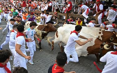epa13093637 Mozos or runners are chased by the bulls of Fuente Ymbro Ranch during the first running of the bulls at the San Fermin Festival in Pamplona, northern Spain, 07 July 2026. The Festival of San Fermin (Sanfermines) has kicked off and will continue for nine days, featuring more than 500 scheduled events.  EPA/Daniel Fernandez