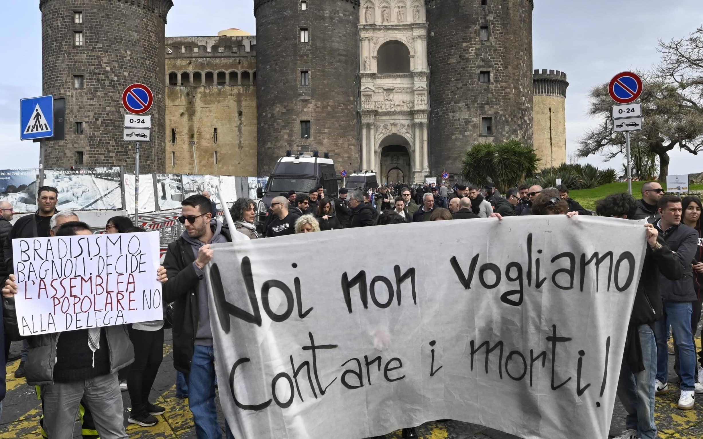 Protesta a Napoli sul bradisismo: "Non vogliamo contare i morti"