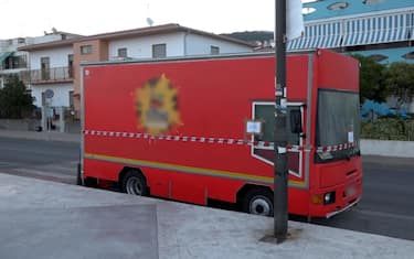 Un frame tratto da un video girato a  Diamante (Cosenza) mostra il food truck posto sotto sequestro dopo l'episodio in cui ha perso la vita una persona e altre 9 ricoverate, alcune in gravi condizioni.  La vittima è una uomo di 52 anni, originario di Napoli. Diamante, 8 agosto 2025. ANSA / LUIGI SALSINI / NPK