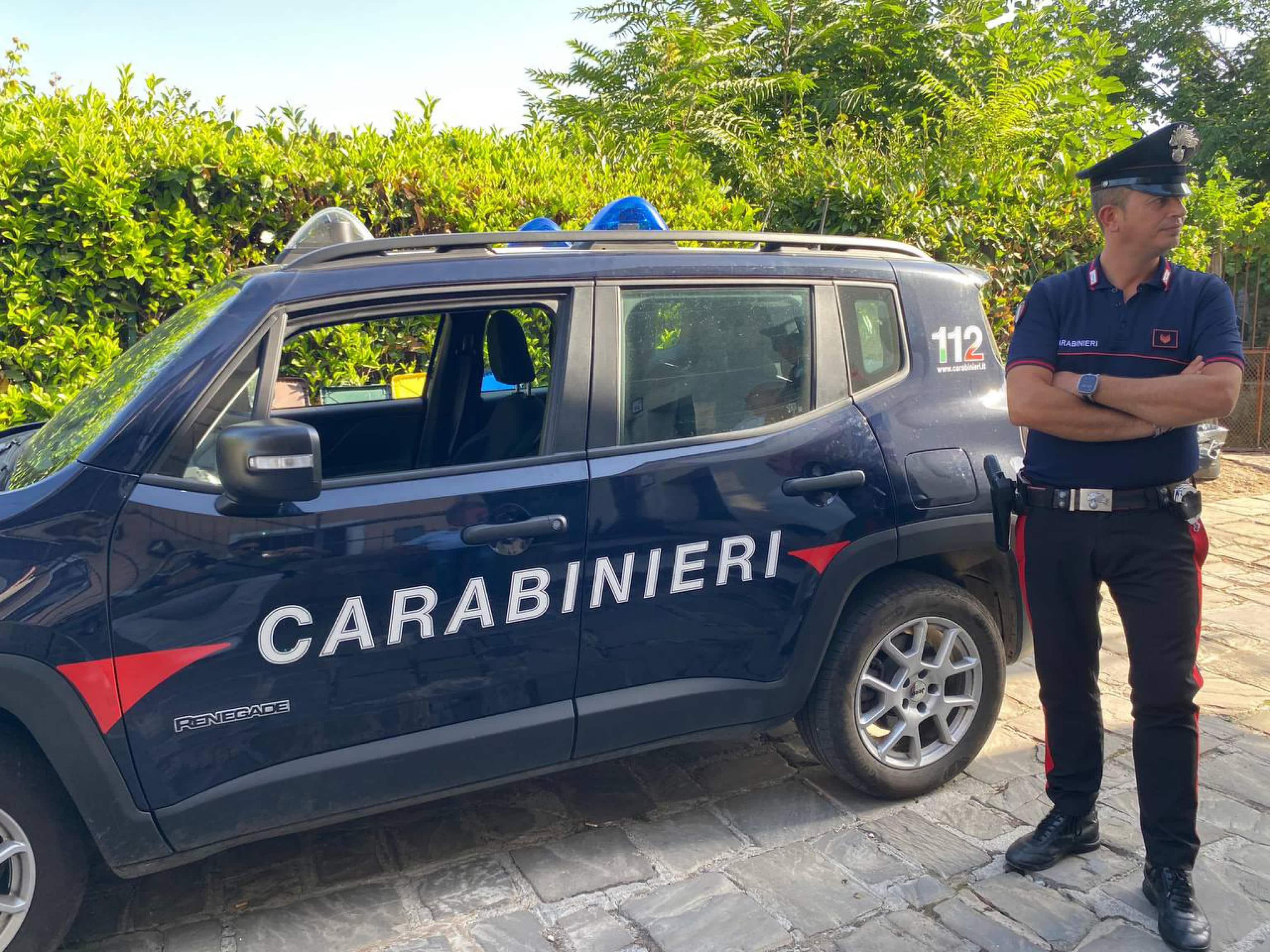 Carabinieri all'esterno dell'abitazione dove una donna di 57 anni  è stata trovata morta, Tito (Potenza), 21 agosto 2026. ANSA/FRANCESCO CUTRO         
