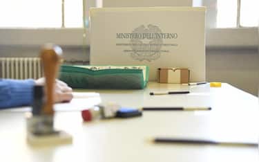 Milano - elezioni regionali, seggio elettorale presso via Colletta dove vota il candidato Pierfrancesco Majorino (milano - 2023-02-12, Maria Parmigiani) p.s. la foto e' utilizzabile nel rispetto del contesto in cui e' stata scattata, e senza intento diffamatorio del decoro delle persone rappresentate