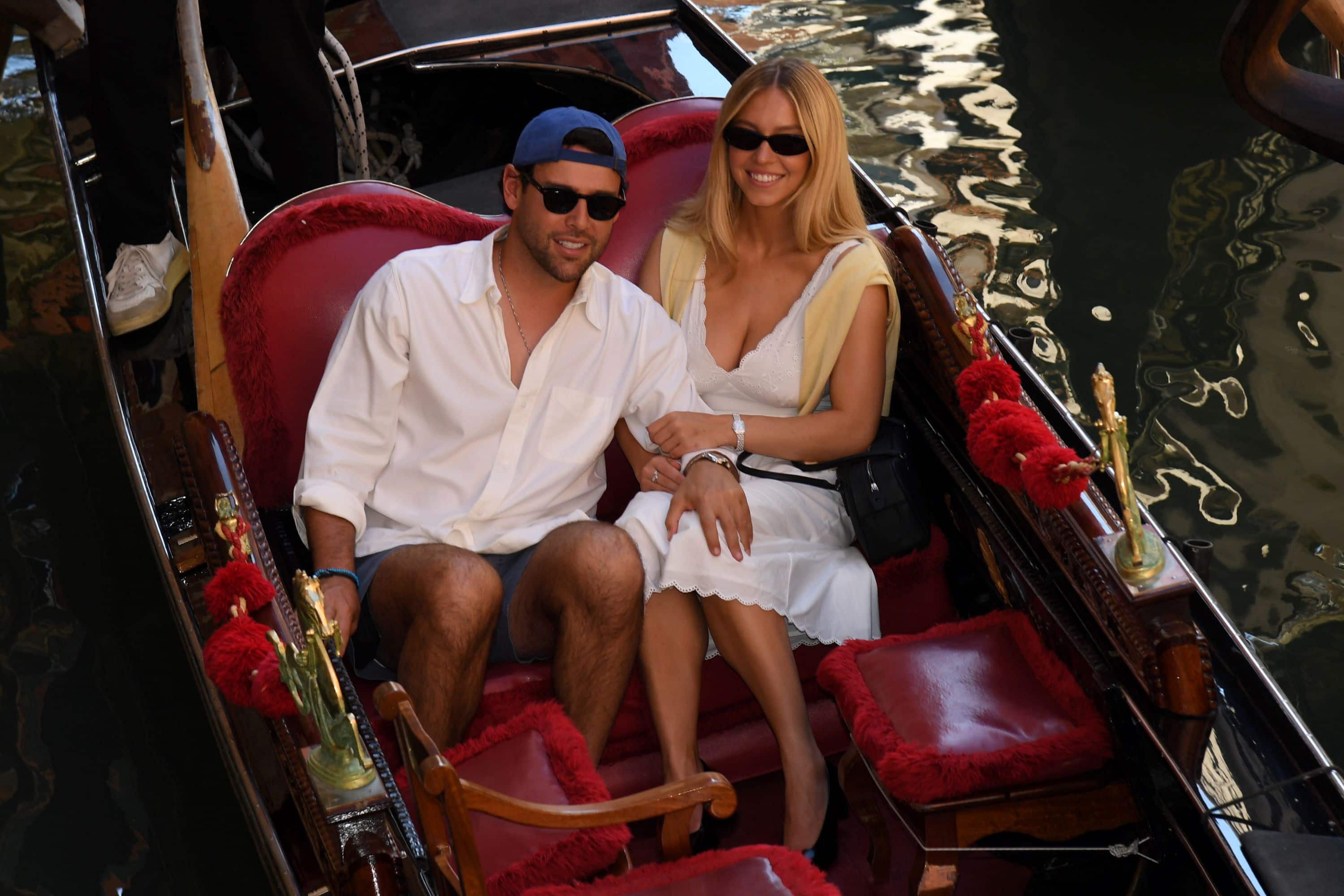 Sydney Sweeney e Scooter Braun arrivano in gondolo a Venezia per l'83esima edizione della Mostra del Cinema