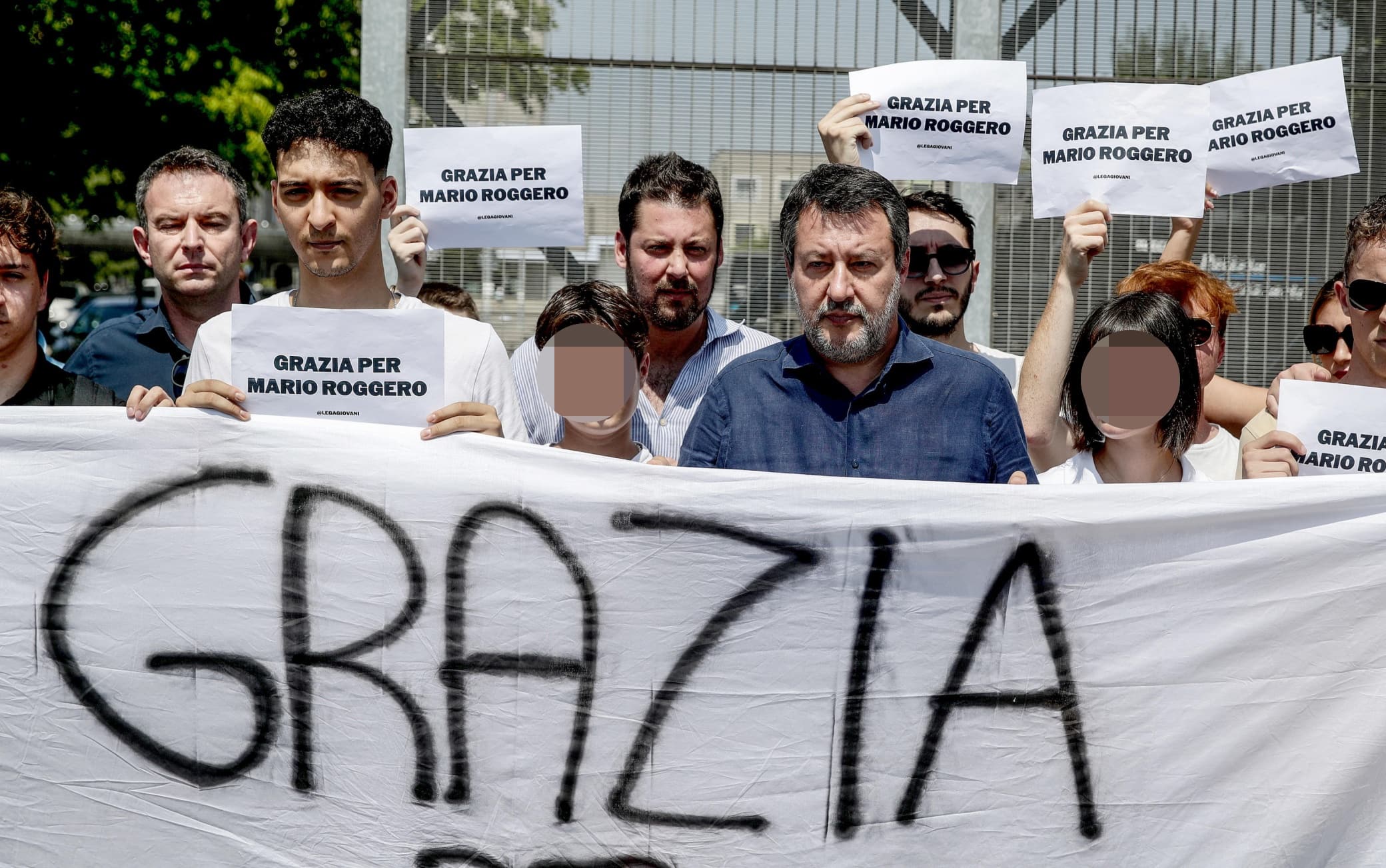 Il ministro delle infrastrutture Matteo Salvini con i giovani della Lega dopo la visita a Mario Roggero nel carcere di Bollate a Milano, 18 luglio 2026. ANSA/MOURAD BALTI TOUATI
