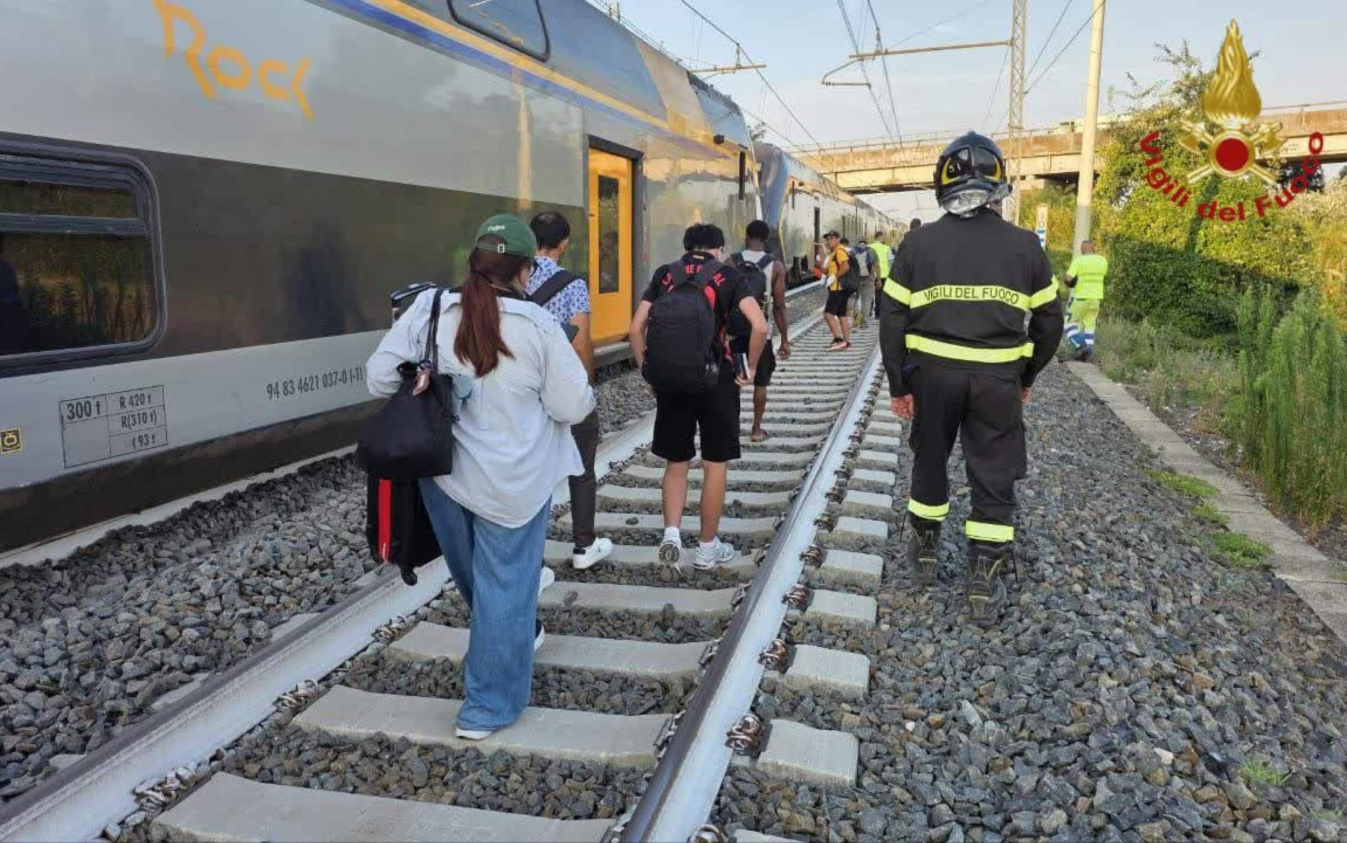 Vigili del fuoco aiutano i passeggeri a lasciare un treno deragliato alle ore 5.50 a un km dalla stazione di Piana Bella, nel comune di Montelibretti, Roma, 3 agosto 2026. Il deragliamento sarebbe stato causato dall'investimento di due mucche che si trovavano sui binari. A bordo del convoglio erano presenti circa 450 passeggeri. Le Ferrovie hanno predisposto l'invio di un secondo treno per consentire il trasbordo dei viaggiatori. ANSA / VIGILI DEL FUOCO +++FOTO IN IN VENDITA - SOLO USO EDITORIALE - NPK+++