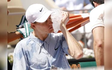 epa13000112 Jannik Sinner of Italy cools himself during a break  during his Men's 2nd round match against Juan Manuel Cerundolo of Argentina at the French Open Grand Slam tennis tournament at Roland Garros in Paris, France, 28 May 2026.  EPA/YOAN VALAT