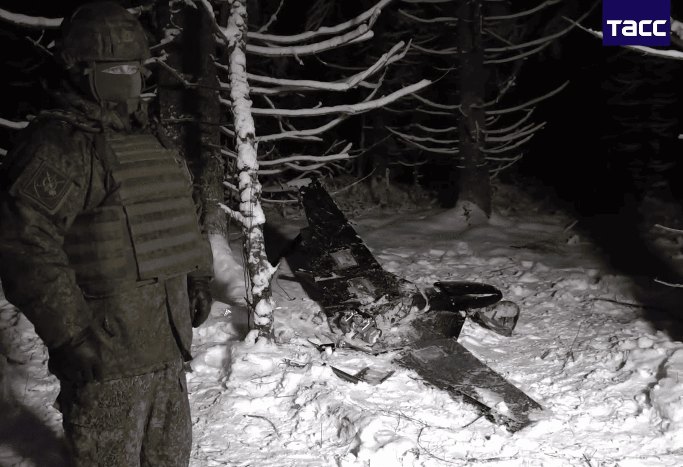 Il drone, abbattuto dalle difese russe, che secondo il Cremlino sarebbe partito dall'Ucraina per colpire la residenza di Putin (@tass_agency)