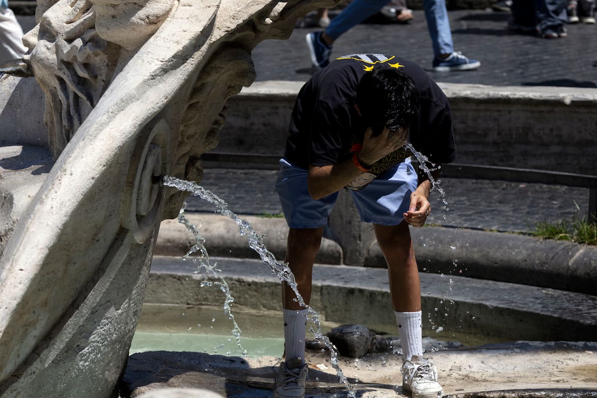 Turisti alle fontane di Roma durante il bollino rosso