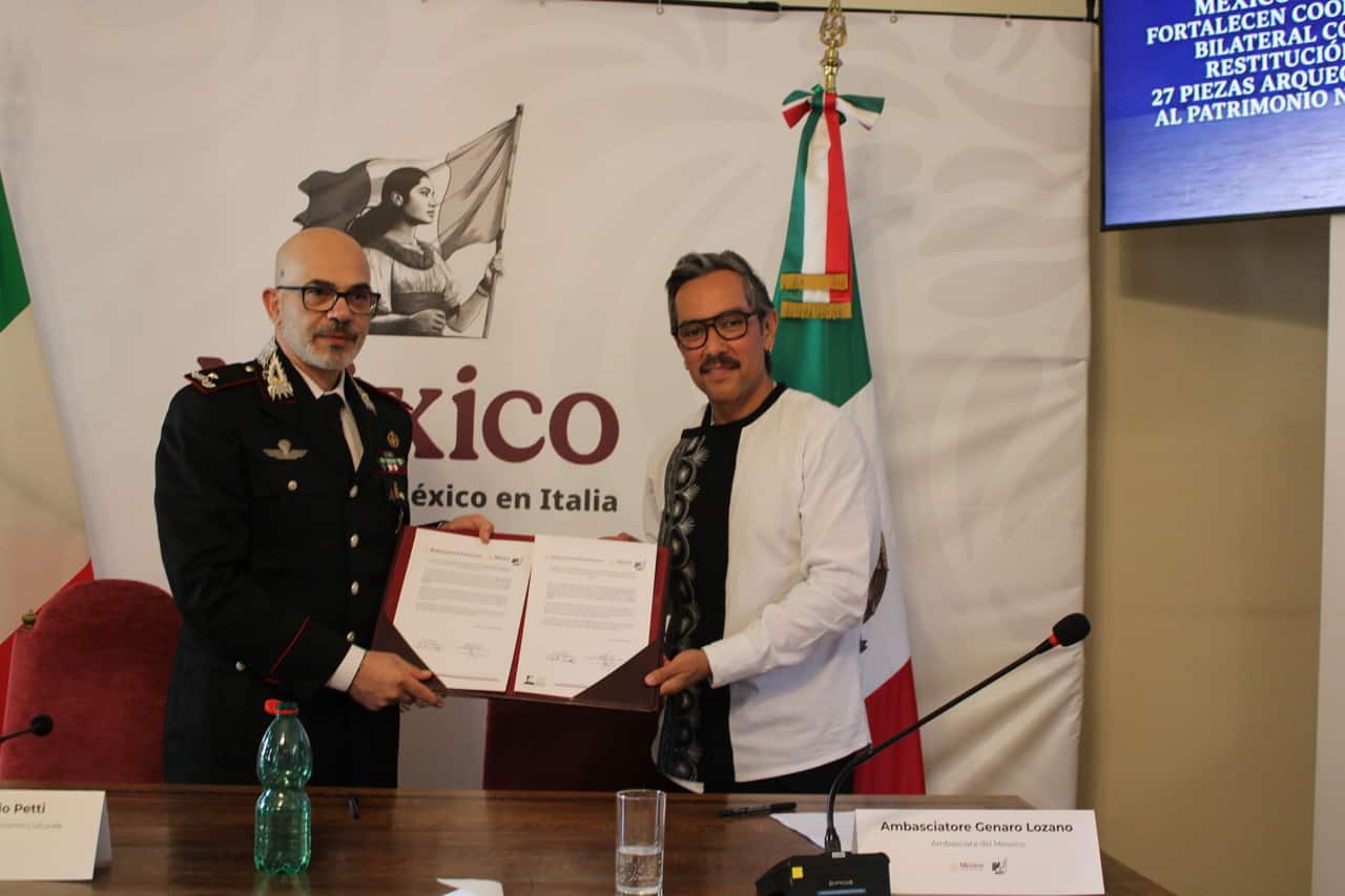 Il comandante dei Carabinieri per la tutela del patrimonio culturale, il generale di brigata Antonio Petti, e l’ambasciatore Genaro Lozano