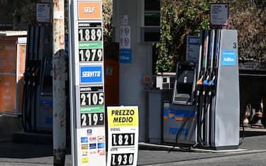 I prezzi di una pompa di benzina a Roma,  17 agosto 2023.   ANSA/MAURIZIO BRAMBATTI   