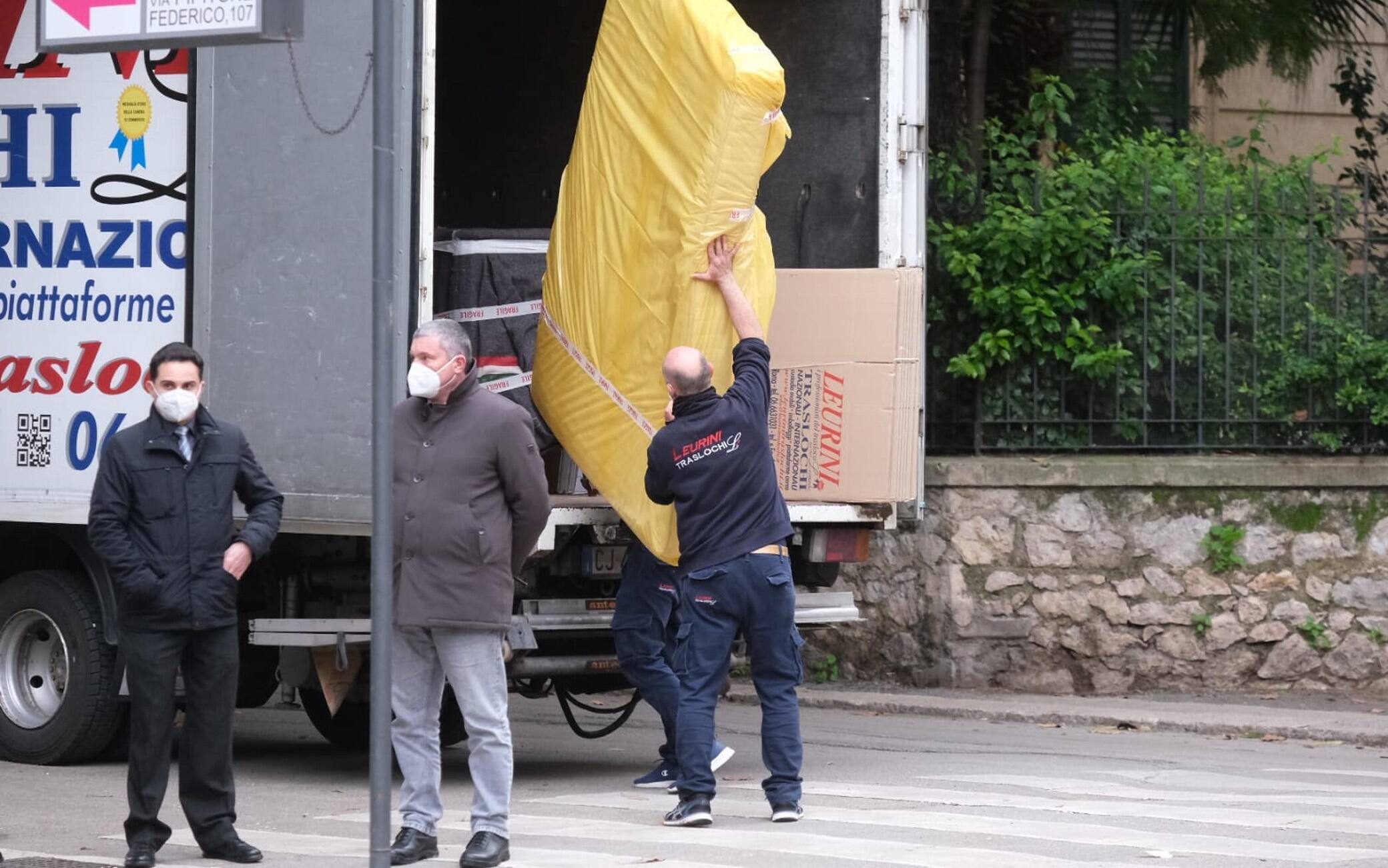 È in corso, a Palermo, il trasloco del Presidente della Repubblica Sergio Mattarella, 24 gennaio 2022. Davanti alla sua casa di via Libertà sono al lavoro operai di un'impresa specializzata di Roma che sta caricando mobili e suppellettili su un loro camion per portarli nella nuova abitazione del Capo dello Stato nella Capitale. ANSA/ IGOR PETYX