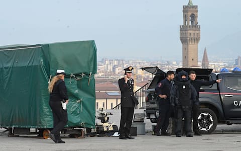 Gruppo artificieri dell Arma dei Carabinieri impegnati durante l allarme bomba al Piazzale Michelangelo di Firenze dopo che e  stata rinvenuta una bombola del gas sotto una copia della statua del David Firenze 05 Ottobre   2026 ANSA/CLAUDIO GIOVANNINI