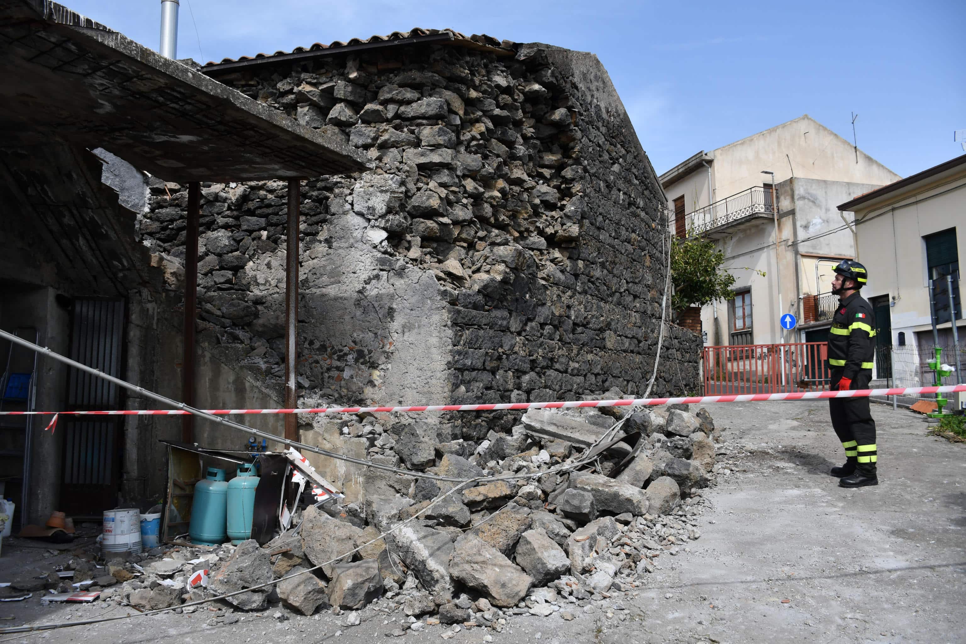 Edifici parzialmente crollati a Ragalna dopo il terremoto