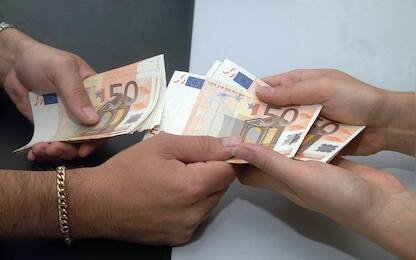 Bergamo   (BG ) Banche, soldi, Euro, contanti contenggio soldi 
foto Tiziano Manzoni-fotogramma Bergamo (BERGAMO - 2014-01-22, Tiziano Manzoni fotogramma) p.s. la foto e' utilizzabile nel rispetto del contesto in cui e' stata scattata, e senza intento diffamatorio del decoro delle persone rappresentate