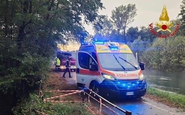 La zona di Robecchetto, piccolo comune agricolo in località Cascina Induno (Milano), dove una donna di 63 anni è morta in seguito alla caduta di un grosso albero abbattuto dall'ondata di maltempo che nel pomeriggio ha investito l'area, 06 luglio 2025. ANSA/ US Vigili del fuoco +++EDITORIAL USE ONLY; NPK+++