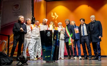 Fulvio Valbusa (oro a Lillehammer 1994 nella staffetta di sci nordico) e Sara Simeoni tedofori per l'arrivo della fiamma olimpica a Verona, 18 gennaio 2026. ANSA/GIORGIO MARCHIORI