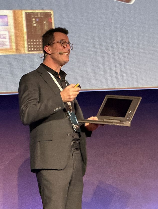 Massimiliano Rossi, PBU Vice President di Acer EMEA, mostra al pubblico TravelMate 2000, uno dei primi modelli di pc realizzati dall’azienda