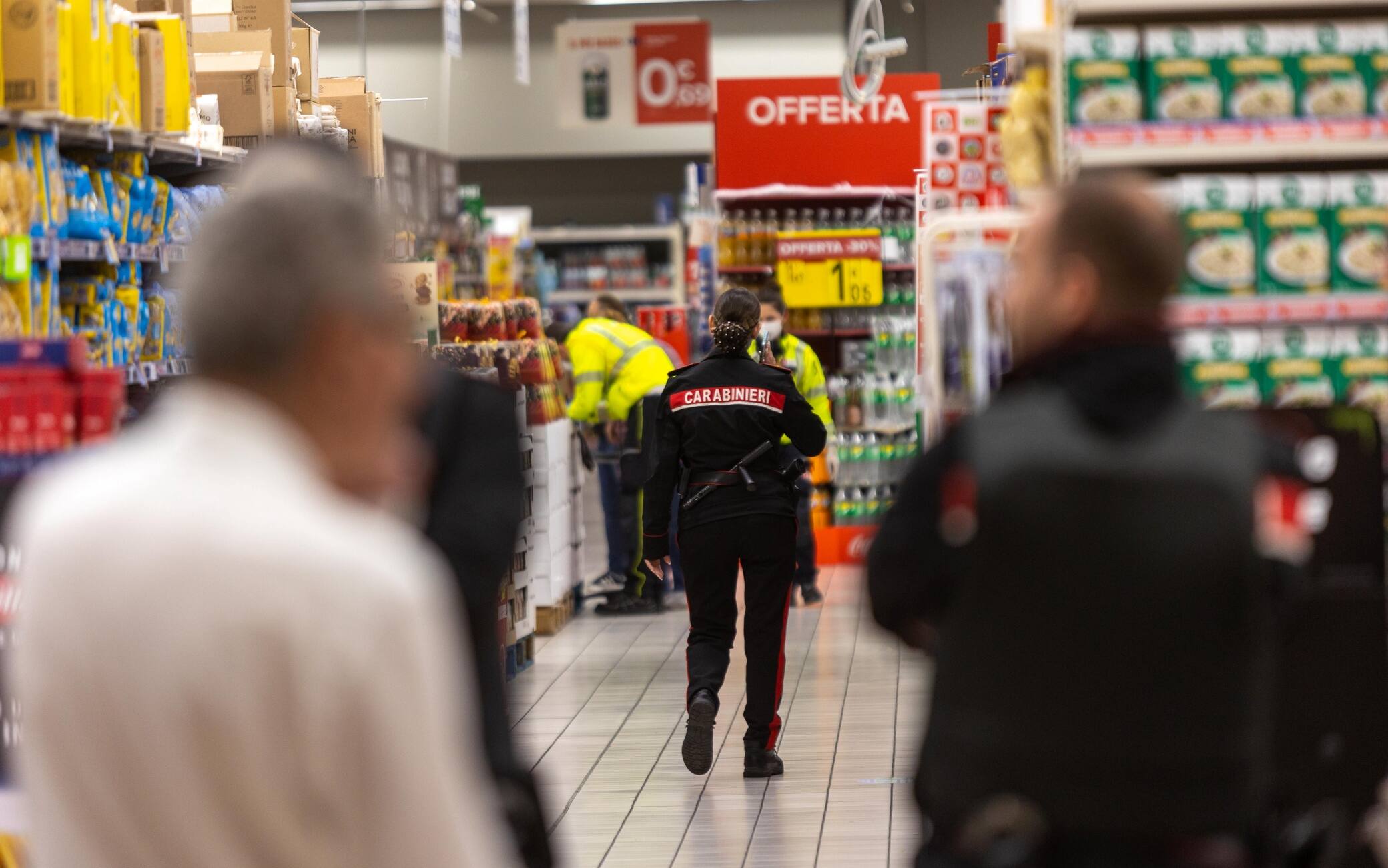 Foto LaPresse
27-10-2022 Milano, Italia - Cronaca - 
Aggressione all’interno del Carrefour nel Centro Commerciale Mirafiori di Assago

October 27, 2022 Milan, Italy - News - 
Aggression inside the Carrefour in the Mrafiori Shopping Center in Assago


Foto LaPresse
27-10-2022 Milano, Italia - Cronaca - 
Aggressione all’interno del Carrefour nel Centro Commerciale Mirafiori di Assago

October 27, 2022 Milan, Italy - News - 
Aggression inside the Carrefour in the Mrafiori Shopping Center in Assago

