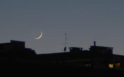 Milano, la luna da sempre spettacolo tramonto della luna nuova con celo sereno per il forte vento, visibile col suo disco completo (Milano - 2022-02-02, Maurizio Maule) p.s. la foto e' utilizzabile nel rispetto del contesto in cui e' stata scattata, e senza intento diffamatorio del decoro delle persone rappresentate