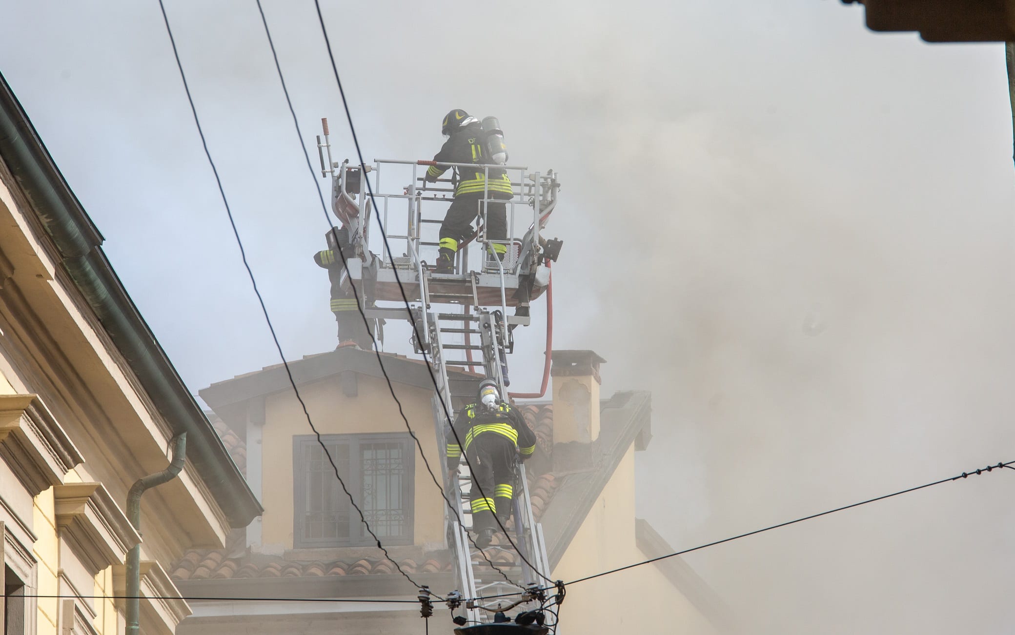 Vigili del fuoco in via della Spiga