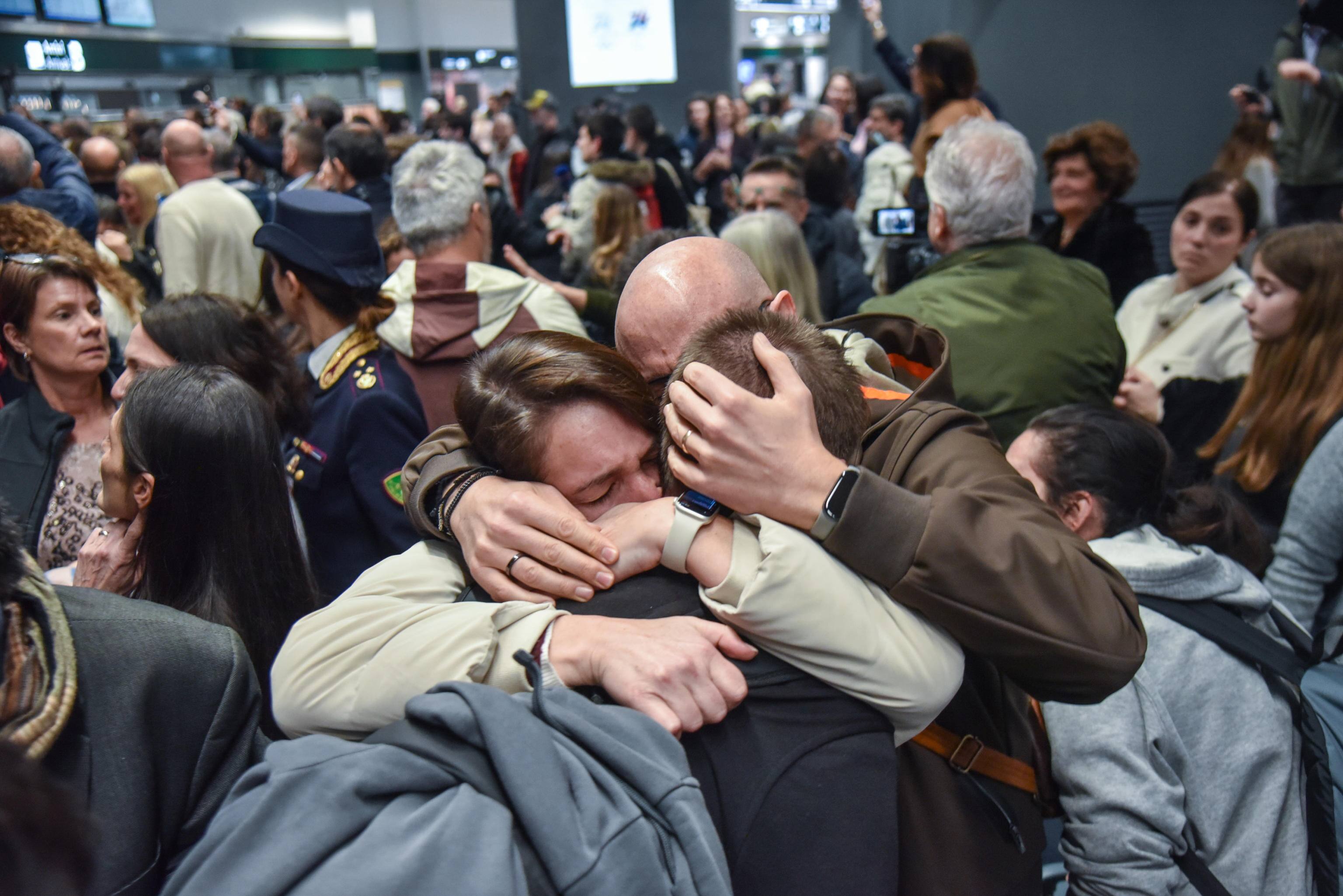 È atterrato il volo da Abu Dhabi che ha riportato a casa 200 studenti italiani da Dubai dove da sabato sono avvenuti bombardamenti dopo l'attacco di Usa e Israele all'Iran, Milano 3 marzo 2026. ANSA/MATTEO CORNER