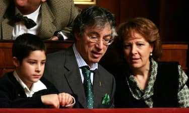 Umberto Bossi con la moglie e il figlio nella tribuna del pubblico del Senato nel 2006
