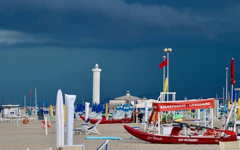 IPA88311508 - Viareggio tromba d’aria si abbatte sulla Versilia