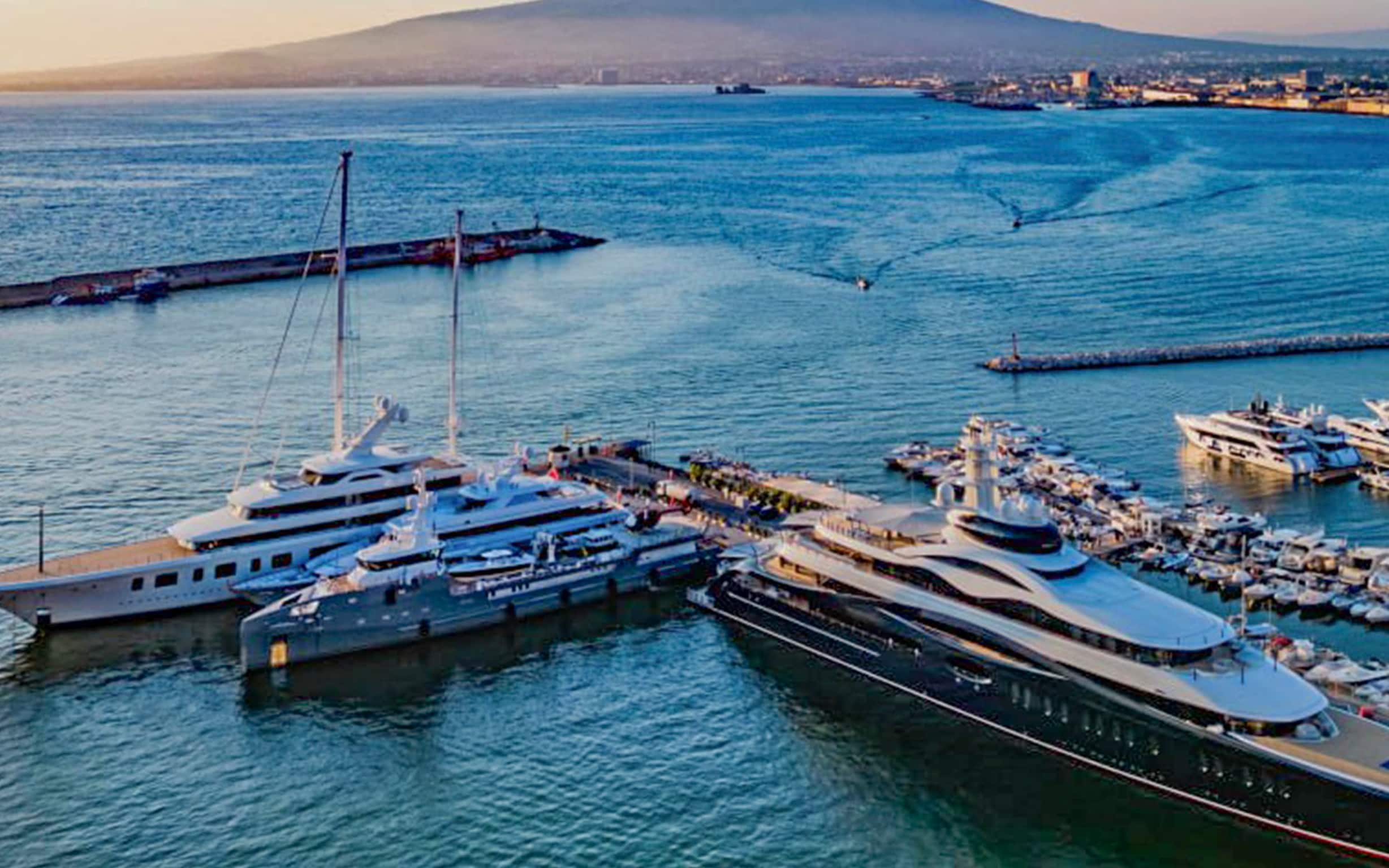 Il mega yacht  di Mark Zuckerberg, fonfatore di Facebook e Meta,  allo Stabia Main Port di Castellammare di Stabia sulla costa a sud  della provincia di Napoli ai piedi del Vesuvio .  8 luglio 2024. ANSA / (NPK)