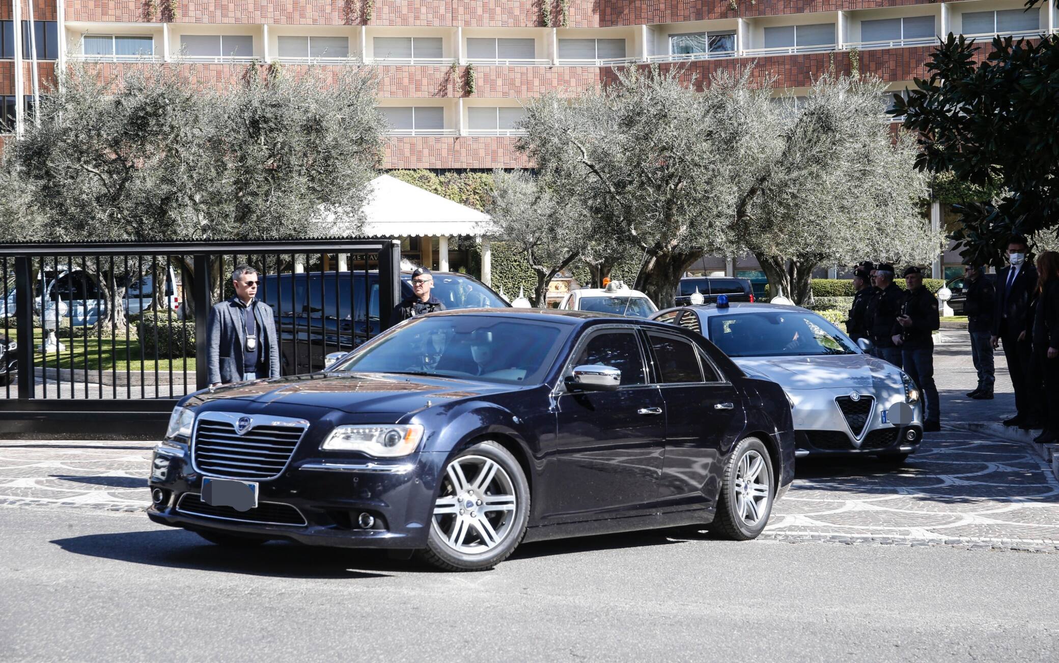 Alcune auto con a bordo membri delle delegazione cinese lasciano l hotel Rome Cavalieri, nel giorno dei colloqui tra il consigliere per la sicurezza nazionale Usa Jack Sullivan e il responsabile della politica estera del partito comunista cinese Yang Jiechi, Roma 14 marzo 2022. ANSA/FABIO FRUSTACI