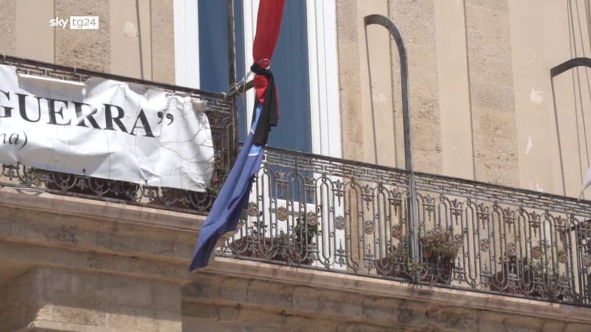 Omicidio Bakari, lutto cittadino nel giorno della partenza della salma