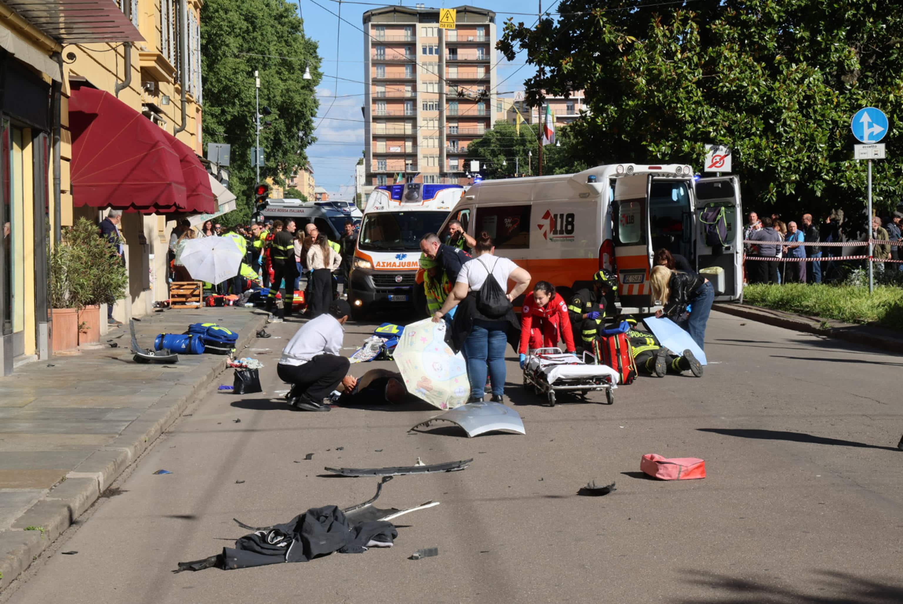 Auto sulla folla a Modena, le ultime notizie sull'uomo accusato di strage: 7 feriti | Sky TG24