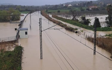 Italia divisa in due sulla costa Adriatica a causa dell'esondazione del fiume Osento con conseguente allagamento della sede ferroviaria: la circolazione è interrotta su entrambi i binari sulla linea Pescara-Foggia, nella tratta Porto di Vasto-Fossacesia, 1 aprile 2026.  ANSA (npk)