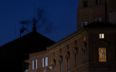Black smoke comes out of the chimney atop the Sistine chapel on the first day of the conclave, Vatican City, 07 May 2025.  ANSA/ANDREA SOLERO
