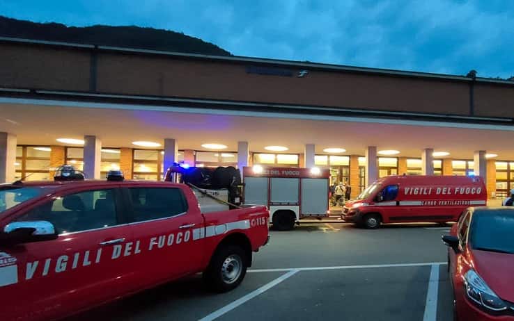 22-08-2021 COMO NELLA NOTTE INCENDIO A UNA CABINA ELETTRICA NEL SOTTERRANEO DELLA STAZIONE FFSS SAN GIOVANNI HA MESSO FUORI USO TUTTA LA CIRCOLAZIONE DEI TRENI ALMENO PER TUTA LA GIORNATA BUS SOSTITUTIVI PER I VIAGGIATORIANSA/FABRIZIO CUSA 