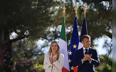 epa13064230 French President Emmanuel Macron and Italian Prime Minister Giorgia Meloni attend an agreement signing ceremony during a Franco-Italian summit at the Villa Eilenroc in Antibes, south of France, 25 June 2026.  EPA/Manon Cruz / POOL  MAXPPP OUT