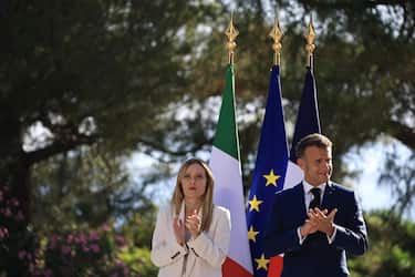epa13064230 French President Emmanuel Macron and Italian Prime Minister Giorgia Meloni attend an agreement signing ceremony during a Franco-Italian summit at the Villa Eilenroc in Antibes, south of France, 25 June 2026.  EPA/Manon Cruz / POOL  MAXPPP OUT
