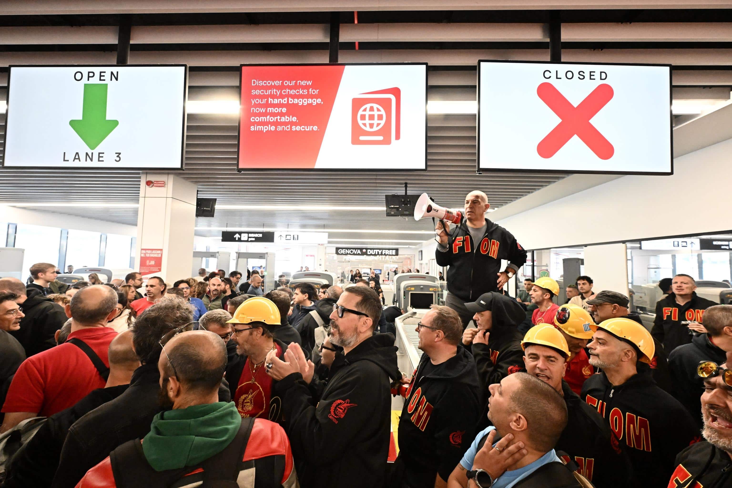 Un momento del blocco degli operai ex Ilva all'aeroporto di Genova, 19 ottobre 2026. ANSA/LUCA ZENNARO 